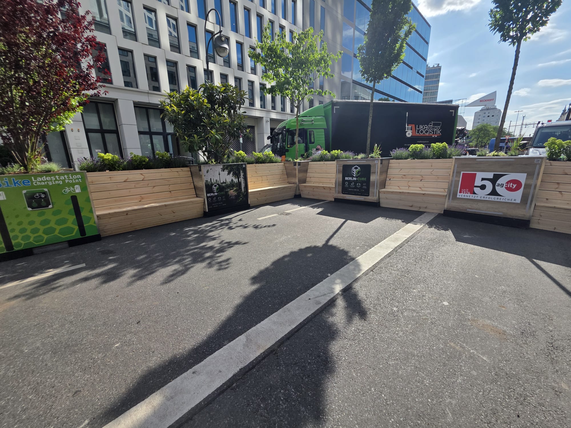 Reihe verketteter Berlin-Cube-Module mit Bänken in der Kantstraße in Berlin