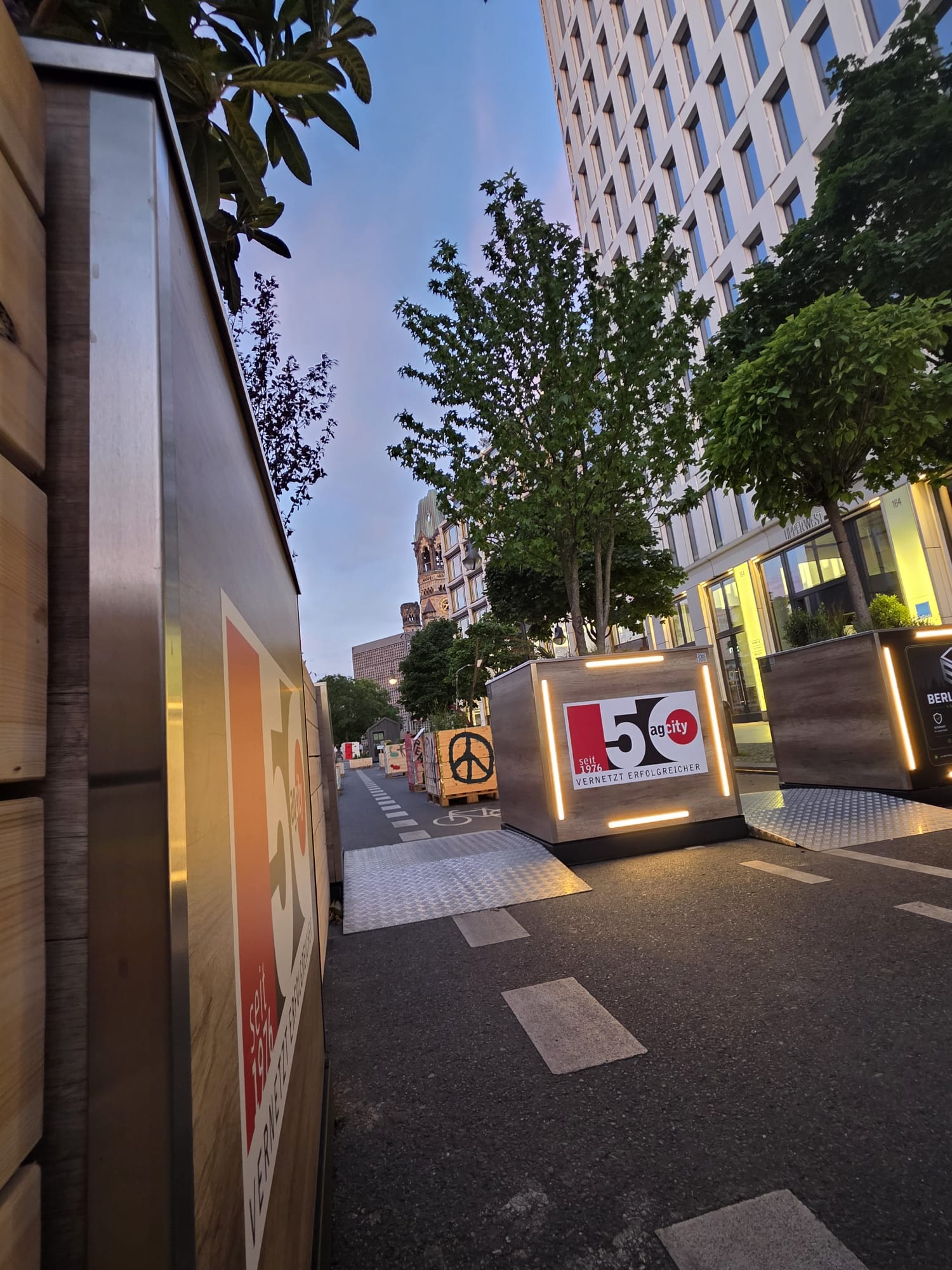Berlin-Cube-Anlage in der Kantstraße in Berlin zur blauen Stunde mit umlaufender Lichtnut