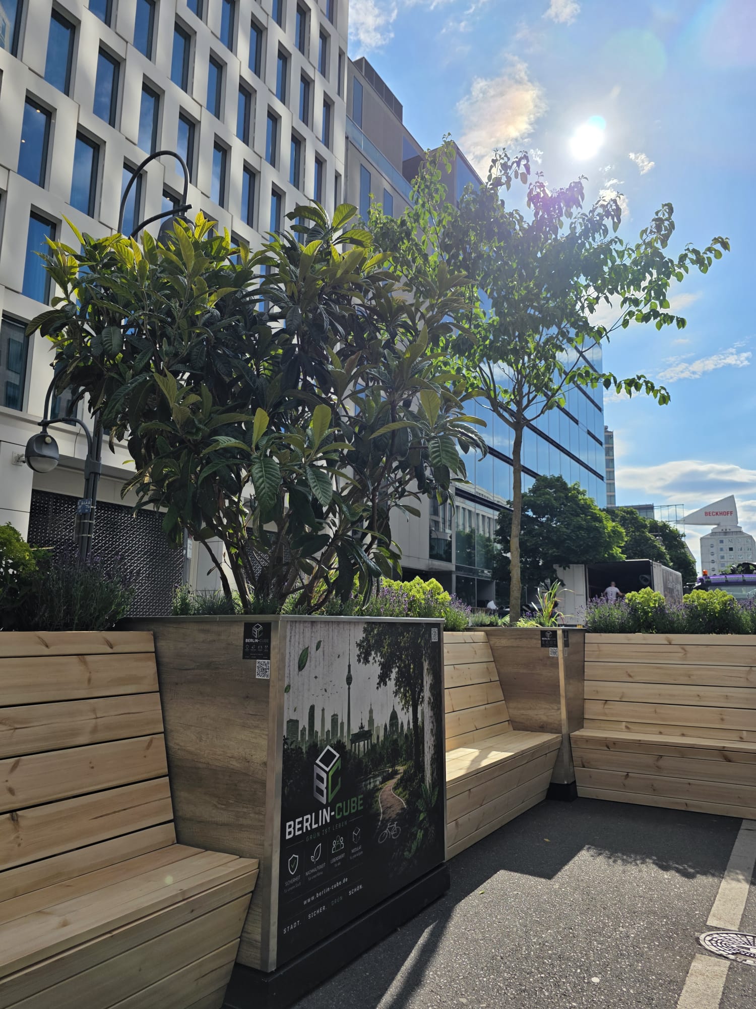 Sitzbank mit Holzauflage an einem Berlin-Cube-Modul in der Kantstraße in Berlin