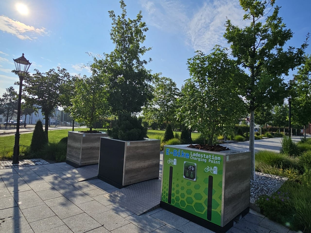 Berlin-Cube-Modul mit E-Bike-Ladestation und Baum bei der Vorführung in Wustermark, Brandenburg