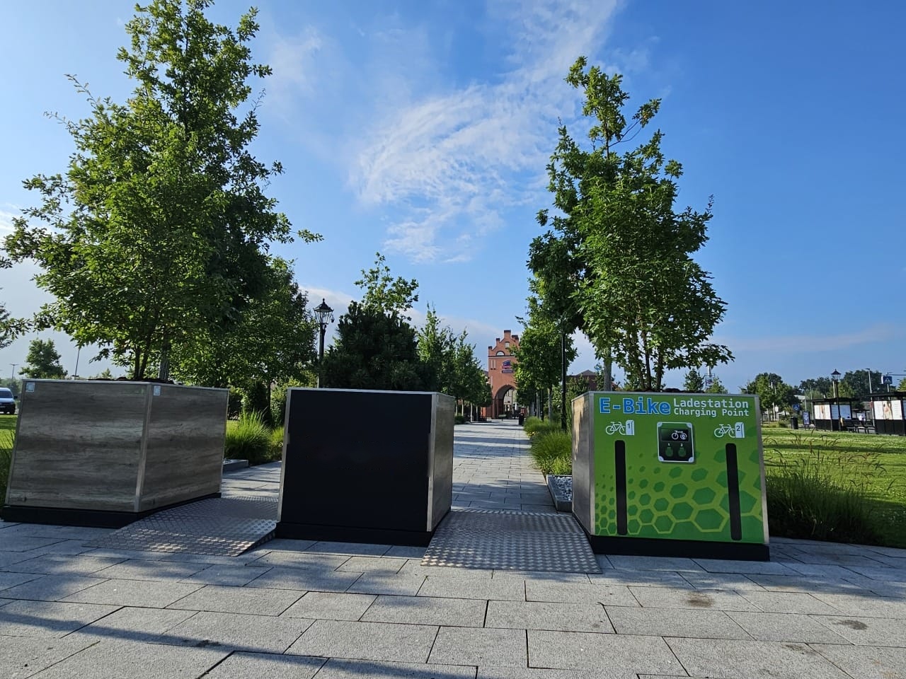 Drei Berlin-Cube-Module als durchgehende Linie bei der Vorführung in Wustermark, Brandenburg