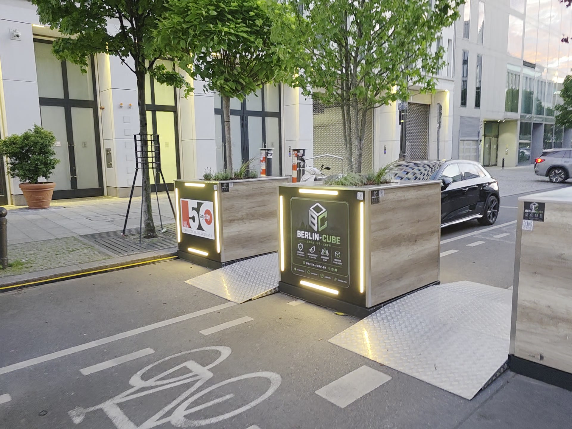 Befahrbare Rampe zwischen Berlin-Cube-Modulen in der Kantstraße in Berlin